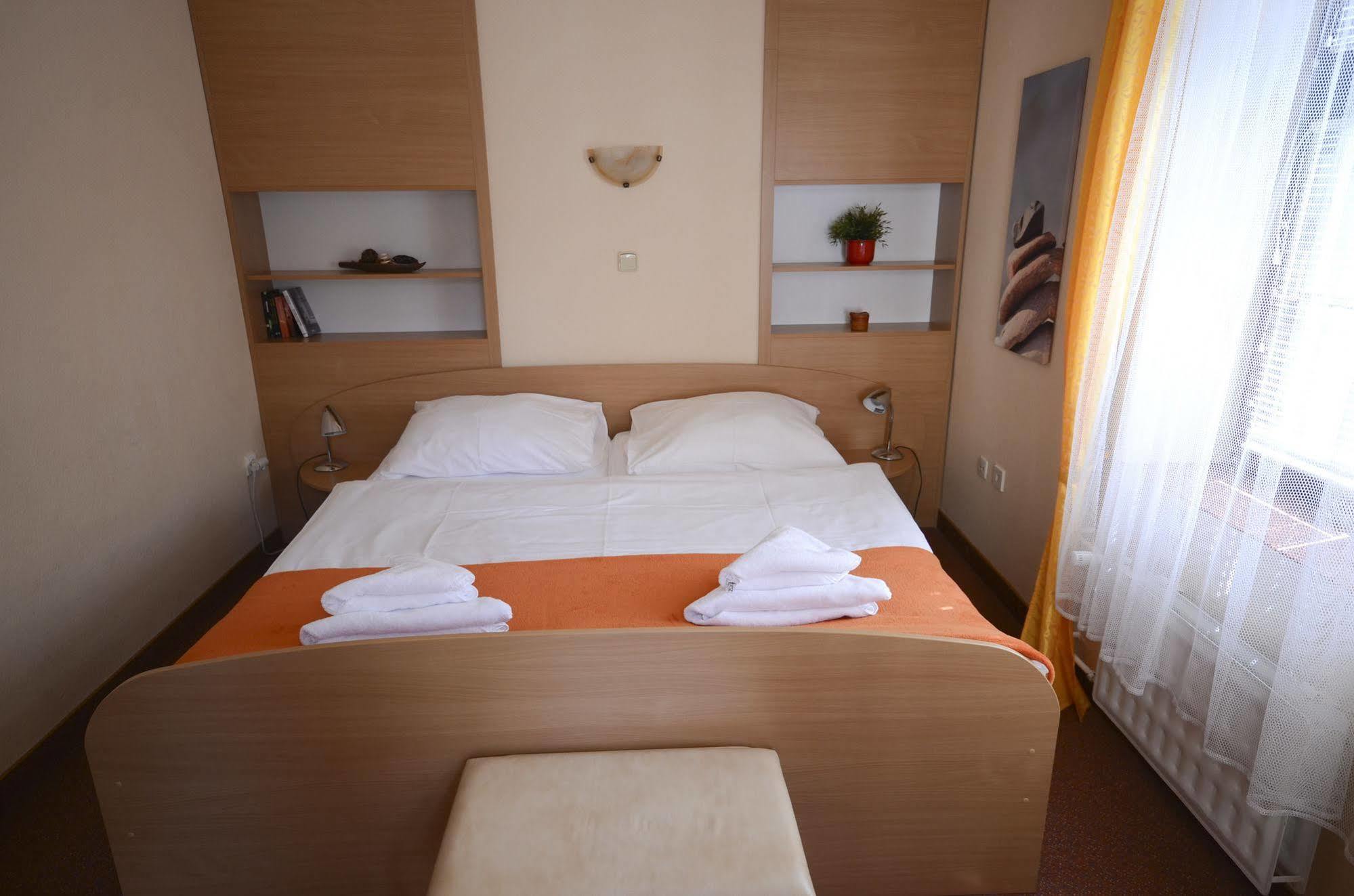 Hotel Paradies เตปลิตเซ ภายนอก รูปภาพ