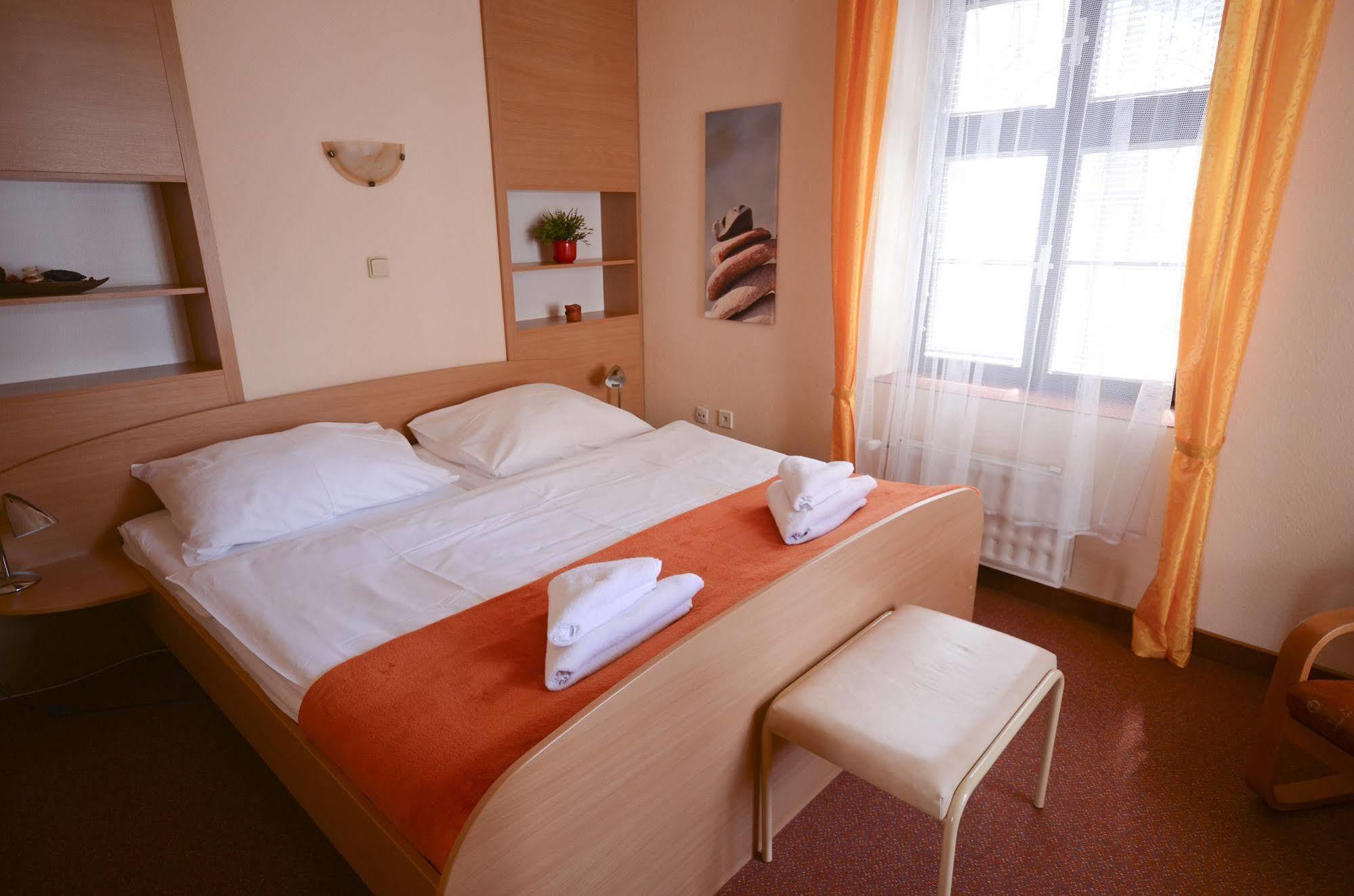 Hotel Paradies เตปลิตเซ ภายนอก รูปภาพ